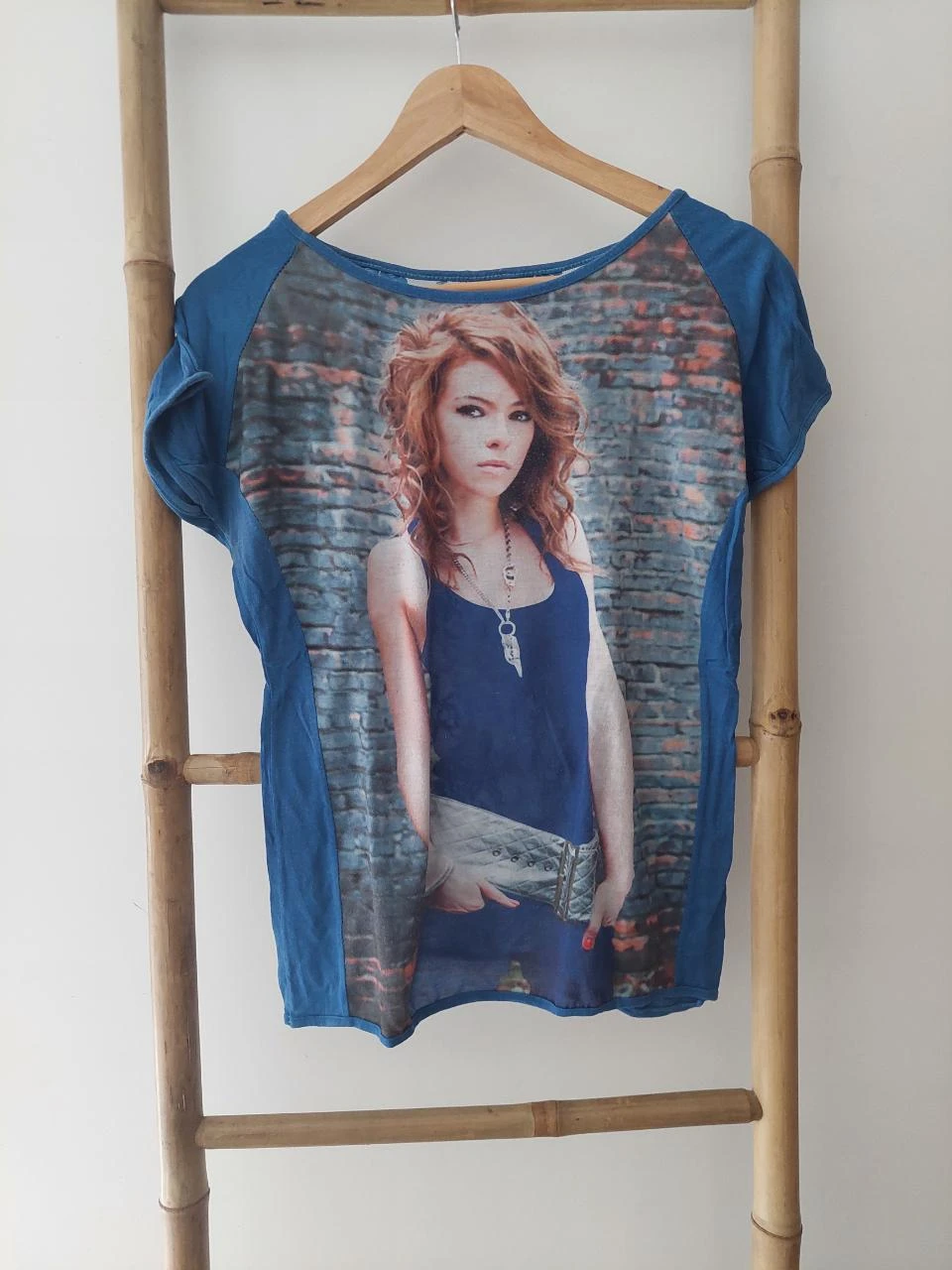 Blusa estampada com renda nas costas
